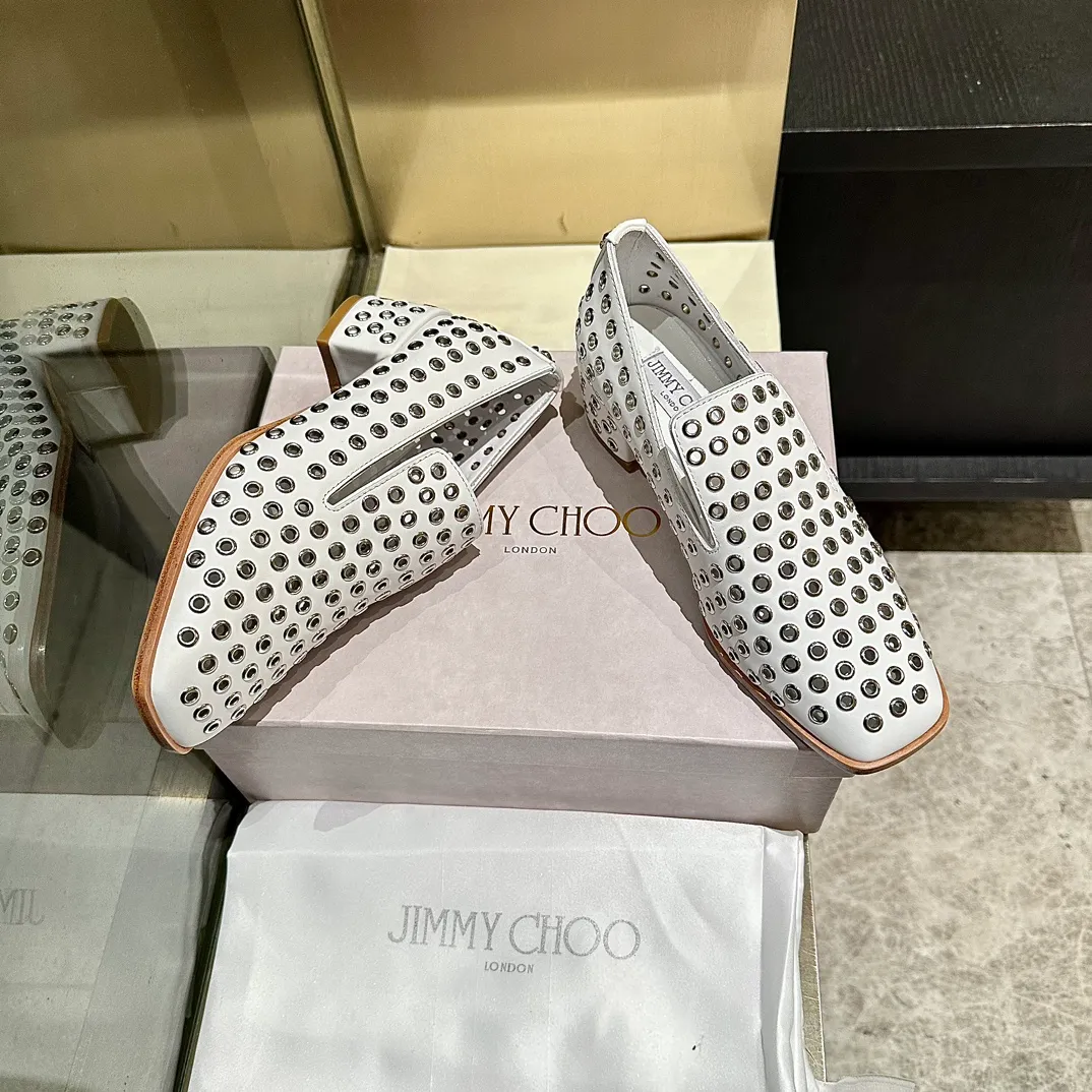 👟👟Ex-factory price 660👟👟 The new JIMMY CHOO, Loaf shoes, exclusive sale, rivet decoration design style is very unique, designed with the latest technology, strong three-dimensional effect👍Multiple technologies are integrated together, subverting fashion, super stylish! The combination is super beautiful. The original version is 1:1, versatile and trendy, both salty and sweet! Size: 35-40 Outsole: Leather outsole